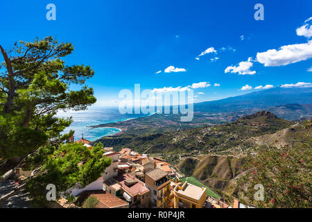 La vista dal piccolo villaggio di Castelmola alla cima della montagna sopra Taormina, con la vista del mare Mediterraneo e la skyline di Taormina. Foto Stock
