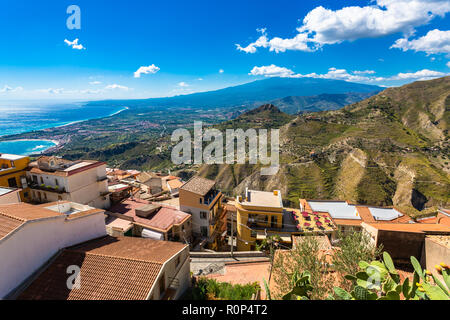 La vista dal piccolo villaggio di Castelmola alla cima della montagna sopra Taormina, con la vista del mare Mediterraneo e la skyline di Taormina. Foto Stock