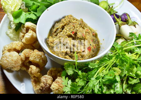 Sgombro gamberetti salsa di pasta mangiare con verdura fresca e cotenna di maiale Foto Stock
