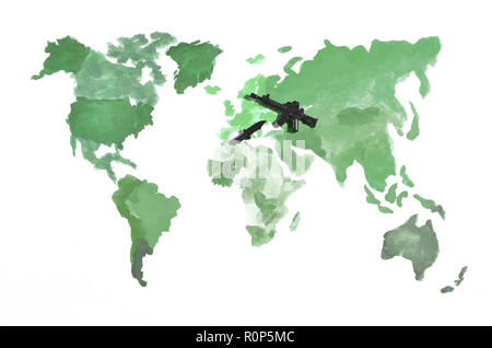 La mappa del mondo è fatta con colorate pitture ad acquerello su carta bianca con la partecipazione di un nero pistola giocattolo e un coltello. Il concetto di militari ope Foto Stock