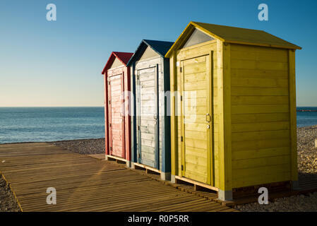 Numerose capanne multicolore su un Mediterraneo beach resort Foto Stock