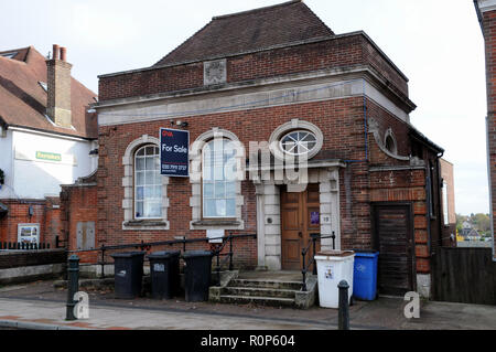 Un edificio vuoto alla ricerca di un acquirente nel mercato comune di Heathfield East Sussex. Fino al giugno 2018 era un ramo della Natwest Bank. Foto Stock