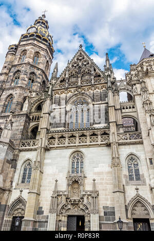 Spettacolare Santa Elisabetta nella cattedrale di Kosice, Repubblica slovacca. Scena architettonica. Destinazione di viaggio. Composizione verticale. Foto Stock