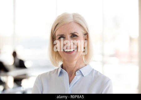 Ritratto di coppia imprenditrice in posa sorridente in telecamera Foto Stock