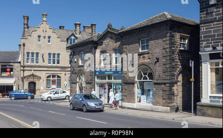 Vista di negozi nel centro di Penistone, un tradizionale mercato cittadino nel South Yorkshire Foto Stock