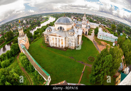 Vista fisheye dal campanile di Borisoglebsky Monastero di Torzhok, Russia Foto Stock