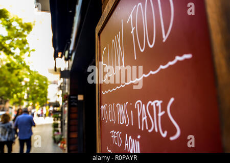 Slow food segno su una parete in Barcellona - Spagna Foto Stock