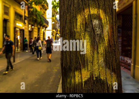 Barcellona/Spagna - 11/6/18 - Giallo vernice spray a Barcellona per protestare gli eventi dopo l'indipendenza votazione Foto Stock