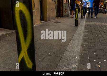 Barcellona/Spagna - 11/6/18 - Giallo vernice spray a Barcellona per protestare gli eventi dopo l'indipendenza votazione Foto Stock
