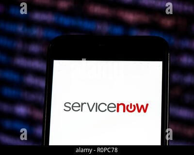 ServiceNow Computer software logo azienda vede visualizzato sul telefono intelligente. ServiceNow, Inc. è un americano di cloud computing aziendale con sede a Santa Clara, California. Essa è stata fondata nel 2004 da Fred Luddy, il precedente CTO di aziende software Peregrine Systems e Remedy Corporation. Foto Stock