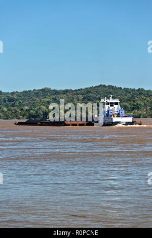 Rimorchiatore spingendo caricato carbone upriver chiatte, fiume Ohio. Foto Stock
