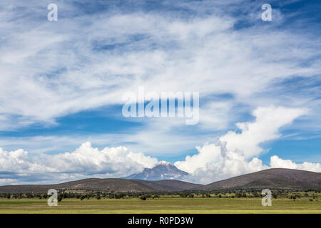 El Pico de Orizaba vulcano come visto da Tehuacán, stato di Puebla, Messico, America del Nord Foto Stock