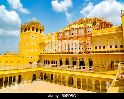 Hawa Mahal Palace (Palazzo dei venti), cortile interno e la facciata posteriore, Jaipur, Rajasthan, India Foto Stock