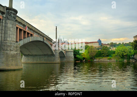 Una vista ravvicinata della Jirasek ponte sopra il fiume Vltava, guardando verso la città vecchia di Praga, Foto Stock