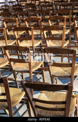 Vuoto sedie di legno in una chiesa in Belgio Foto Stock