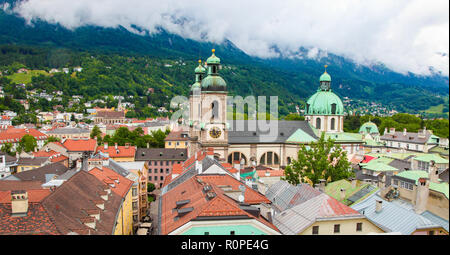 Vista panoramica sul Dom nel vecchio centro di Innsbruck, Austria. Foto Stock