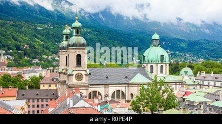 Vista panoramica sul Dom nel vecchio centro di Innsbruck, Austria. Foto Stock