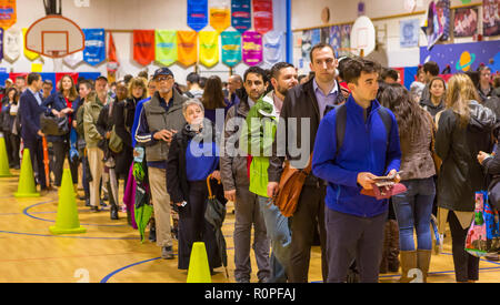 Arlington, Virginia, Stati Uniti d'America. 6 Novembre, 2018. Gli elettori di lunga coda durante il voto medio, a scuola di chiave. Rob Crandall/Alamy Live News Foto Stock