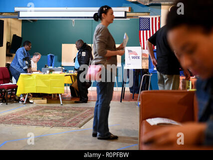 Los Angeles, Stati Uniti d'America. 6 Nov, 2018. Gli elettori esprimano il loro voto. Nel medio termine le elezioni, tutti i 435 posti vengono assegnati nella Casa dei Rappresentanti e 35 dei 100 seggi al Senato. Credito: Britta Pedersen/dpa-Zentralbild/dpa/Alamy Live News Foto Stock