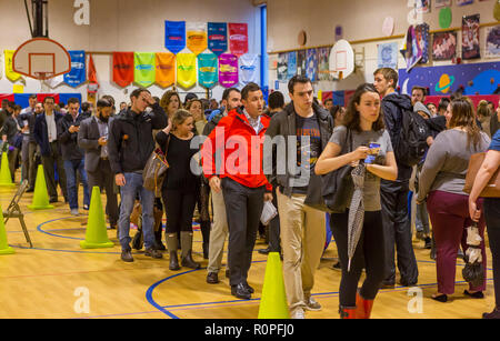 Arlington, Virginia, Stati Uniti d'America. 6 Novembre, 2018. Gli elettori di lunga coda durante il voto medio, a scuola di chiave. Rob Crandall/Alamy Live News Foto Stock