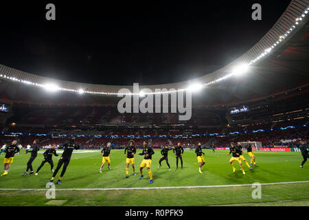 Madrid, Spagna, 06 Nov 2018. Calcio: Champions League, Atlético Madrid - Borussia Dortmund, fase di gruppo, gruppo A, quarta giornata nello stadio di Wanda Metropolitano. Dortmund i giocatori sono in fase di riscaldamento. Credito: Bernd Thissen/dpa/Alamy Live News Foto Stock