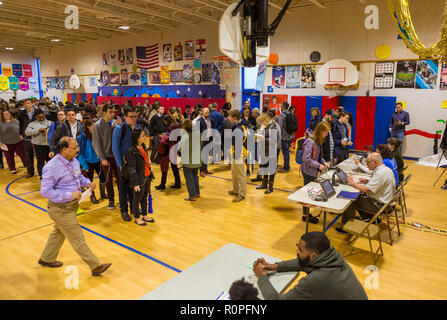 Arlington, Virginia, Stati Uniti d'America. 6 Novembre, 2018. Gli elettori di lunga coda durante il voto medio, a scuola di chiave. Rob Crandall/Alamy Live News Foto Stock