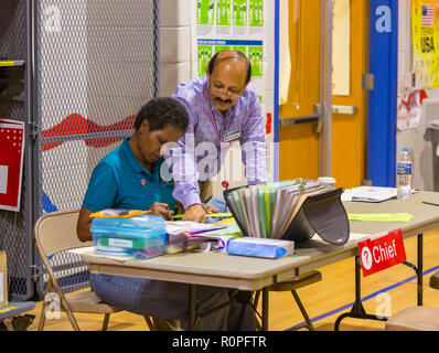 Arlington, Virginia, Stati Uniti d'America. 6 Novembre, 2018. Elezione dei funzionari al lavoro durante il periodo di votazione intermedia, alla scuola di chiave. Rob Crandall/Alamy Live News Foto Stock