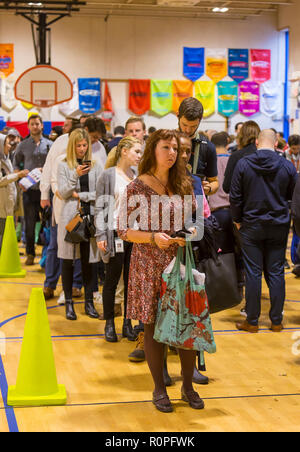 Arlington, Virginia, Stati Uniti d'America. 6 Novembre, 2018. Gli elettori di lunga coda durante il voto medio, a scuola di chiave. Rob Crandall/Alamy Live News Foto Stock