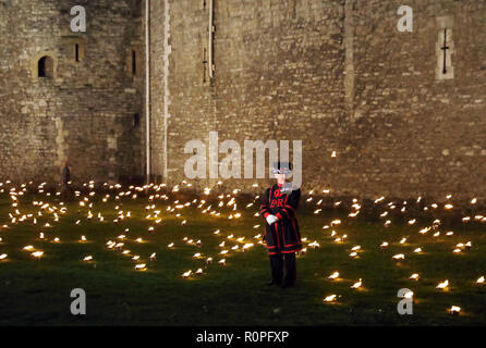 Londra, Regno Unito. 6 Novembre, 2018. Scene evocative presso la Torre di Londra per la commemorazione del ricordo - La Torre ricorda - al di là di approfondimento ombra. Le fiamme sarà illuminato da volontari ogni notte fino a novembre undicesimo Credito: Monica pozzetti/Alamy Live News Foto Stock