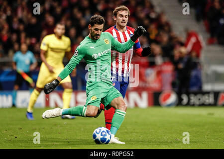 Wanda Metropolitano, Madrid, Spagna. 6 Nov, 2018. UEFA Champions League Football, Atletico Madrid contro il Borussia Dortmund; Antonie Griezmann (Atletico de Madrid) sfide come portiere Burki Romano (Borussia Dortmund) guarda al chiaro di credito upfield: Azione Plus sport/Alamy Live News Foto Stock
