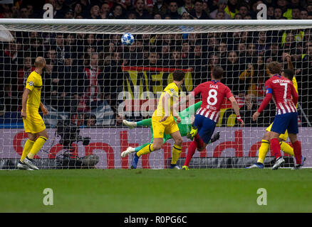 Madrid, Spagna, 06 Nov 2018. Calcio: Champions League, Atlético Madrid - Borussia Dortmund, fase di gruppo, gruppo A, quarta giornata nello stadio di Wanda Metropolitano. Saul punteggi Niguez 1-0. Credito: Bernd Thissen/dpa/Alamy Live News Foto Stock