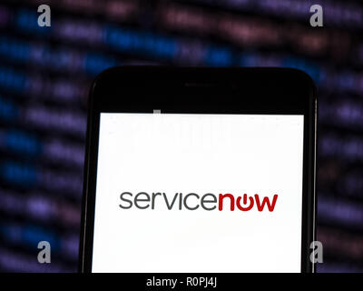 Kiev, Ucraina. 6 Nov, 2018. ServiceNow Computer software logo azienda vede visualizzato sul telefono intelligente. ServiceNow, Inc. è un americano di cloud computing aziendale con sede a Santa Clara, California. Essa è stata fondata nel 2004 da Fred Luddy, il precedente CTO di aziende software Peregrine Systems e Remedy Corporation. Credito: Igor Golovniov SOPA/images/ZUMA filo/Alamy Live News Foto Stock