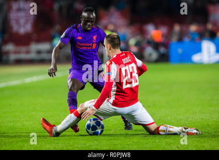 Rajko Mitic Stadium, Belgrado, Serbia. 6 Nov, 2018. La UEFA Champions League, la Stella Rossa Belgrado contro il Liverpool; Milano Rodic della Stella Rossa Belgrado affronta la criniera di Liverpool Credit: Azione Plus sport/Alamy Live News Foto Stock