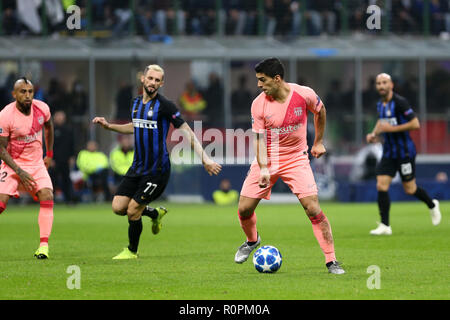 Milano, Italia. 6 Novembre, 2018. Luis Suarez del FC Barcelona in azione durante la UEFA Champions League Group B match tra FC Internazionale e il FC Barcelona. Credito: Marco Canoniero/Alamy Live News Foto Stock