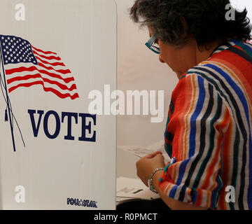 Los Angeles, Stati Uniti d'America. 6 Nov, 2018. Un elettore riempie il suo voto in corrispondenza di una stazione di polling in Los Angeles, Stati Uniti, nov. 6, 2018. Gli Stati Uniti tenuto le elezioni intermedia il martedì. Credito: Li Ying/Xinhua/Alamy Live News Foto Stock