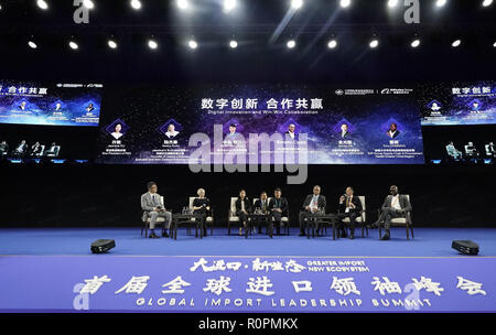 Shanghai, Cina. 6 Nov, 2018. I partecipanti frequentano il Global Leadership di importazione vertice sul margine del primo China International Import Expo (CIIE) a Shanghai in Cina orientale, nov. 6, 2018. Credito: Shen Bohan/Xinhua/Alamy Live News Foto Stock