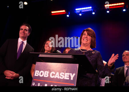 Scranton, Pennsylvania, USA. 6 Novembre, 2018. Terese Casey introduce il marito, Senator Bob Casey presso la sua vittoria evento in Scranton, PA dopo aver vinto la sua gara contro il repubblicano Lou Barletta, 6 novembre 2018. 6 Nov, 2018. Credito: Michael Candelori/ZUMA filo/Alamy Live News Foto Stock