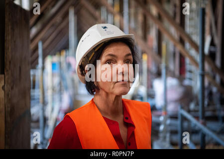 Berlino, Germania. 25 ott 2018. Astrid Marlow, Project Manager della pianificazione del sito in costruzione presso il Pergamonmuseum, sorge sul sito della costruzione del Pergamonmuseum. Il Pergamon Museum è stato completamente rinnovato dal 2013. Questo comprende estesi i lavori del genio civile nonché la ristrutturazione di tutto il complesso edilizio. (A 'dèi in Sleeping Beauty - Restauro del Pergamon Museum' dal 07.11.2018) Credito: Arne Immanuel Bänsch/dpa/Alamy Live News Foto Stock