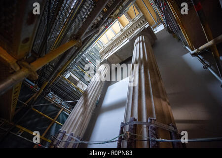 Berlino, Germania. 25 ott 2018. Una colonna greca è rivestito con un ponteggio. A causa delle dimensioni delle produzioni di antiquariato nelle sale del museo, il concetto di rinnovamento ha deciso contro lo smantellamento. Invece, gli oggetti erano protetti da un complesso di contenitori e sono costantemente monitorati. Il Pergamon Museum è stato completamente rinnovato dal 2013. (A 'dèi in Sleeping Beauty - Restauro del Pergamon Museum' dal 07.11.2018) Credito: Arne Immanuel Bänsch/dpa/Alamy Live News Foto Stock