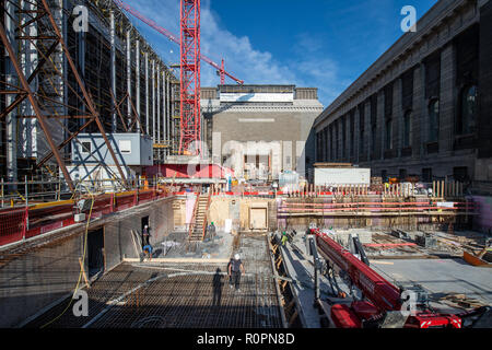 Berlino, Germania. 25 ott 2018. Costruzione i lavoratori lavorano in futuro ingresso centrale area del Pergamonmuseum. Un tempietto, una costruzione trasparente realizzata in acciaio e vetro, è quello di essere eretta qui. Il Pergamon Museum è stato completamente rinnovato dal 2013. Questo comprende estesi i lavori del genio civile nonché la ristrutturazione di tutto il complesso edilizio. (A 'dèi in Sleeping Beauty - Restauro del Pergamon Museum' dal 07.11.2018) Credito: Arne Immanuel Bänsch/dpa/Alamy Live News Foto Stock