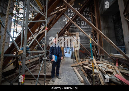 Berlino, Germania. 25 ott 2018. Frank Röger, direttore di progetto di tuta di lavoro di costruzione del sito al Pergamonmuseum, ispeziona i lavori di costruzione presso il Pergamonmuseum. Il Pergamon Museum è stato completamente rinnovato dal 2013. Questo comprende estesi i lavori del genio civile nonché la ristrutturazione di tutto il complesso edilizio. (A 'dèi in Sleeping Beauty - Restauro del Pergamon Museum' dal 07.11.2018) Credito: Arne Immanuel Bänsch/dpa/Alamy Live News Foto Stock