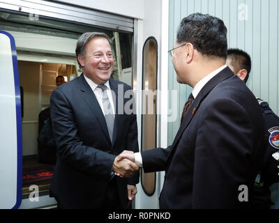 Shanghai. 7 Nov, 2018. Presidente panamense Juan Carlos Varela arriva a Shanghai in Cina orientale, nov. 7, 2018, per partecipare al primo China International Import Expo (CIIE) che corre da nov. Da 5 a 10. Credito: Shen Bohan/Xinhua/Alamy Live News Foto Stock