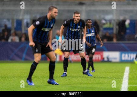 Milano Skriniar (Inter) durante il 'UEFA Champions League ' Gruppo stadio B match tra Inter 1-1 Barcelona a Giuseppe Meazza su SNovember 06, 2018 di Milano, Italia. Credito: Maurizio Borsari/AFLO/Alamy Live News Foto Stock