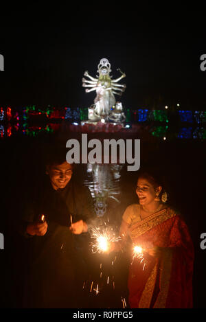 Dacca. 7 Nov, 2018. Le persone godono di fire cracker come essi celebrare Diwali, la festa indù delle luci, a Dhaka, nel Bangladesh, su nov. 6, 2018. Credito: Xinhua/Alamy Live News Foto Stock