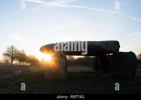 Drosa, Germania. 07 Nov, 2018. Il sole sorge alle spalle della grande tomba di pietra "Teufelskeller'. La tomba risale al Neolitico e originariamente era situato sotto un cumulo di terra. Il Osternienburger Land nel distretto di Anhalt-Bitterfeld ha una golden giorno di novembre davanti a esso. Il sole dovrebbe brillare tutto il giorno. Credito: Klaus-Dietmar Gabbert/dpa-Zentralbild/ZB/dpa/Alamy Live News Foto Stock