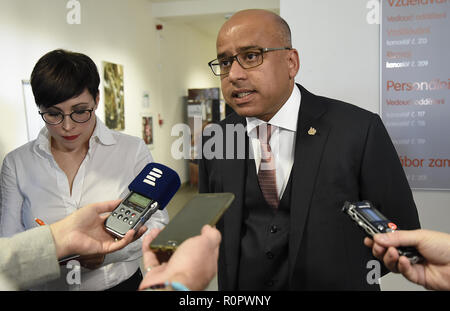 Sanjeev Gupta, imprenditore britannico di origine indiana, parla con i giornalisti in un briefing della libertà di acciaio (GFG Alliance) gestione e testa di ArcelorMittal Ostrava sindacati dopo le discussioni tra i principali rappresentanti della libertà di acciaio e i raccordi, in Ostrava, Repubblica Ceca, il 7 novembre 2018. (CTK foto/Drahoslav Ramik) Foto Stock