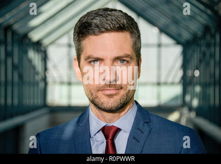 07 novembre 2018, Amburgo: Ingo Zamperoni, presentatore del nuovo NDR formato televisivo 'Dcome soll Recht sein' ('quello che dovrebbe essere diritto'), è presso la stazione radio Funkhaus del. Foto: Axel Heimken/dpa Foto Stock