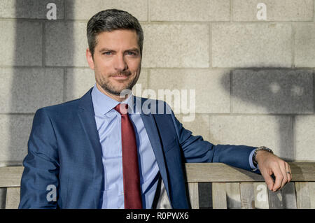 07 novembre 2018, Amburgo: Ingo Zamperoni, presentatore del nuovo NDR formato televisivo 'Dcome soll Recht sein' ('quello che dovrebbe essere diritto'), è presso la stazione radio Funkhaus del. Foto: Axel Heimken/dpa Foto Stock