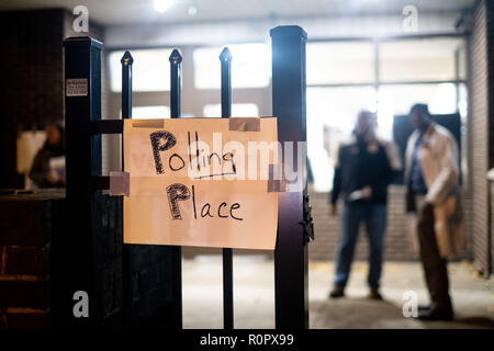 Pittsburgh, PA, Stati Uniti d'America. 6 Nov, 2018. Luogo di polling segno è visto in entrata durante le elezioni di medio termine in Pittsburgh, PA all indomani dell'albero della vita tiri. Credito: Aaron Jackendoff SOPA/images/ZUMA filo/Alamy Live News Foto Stock