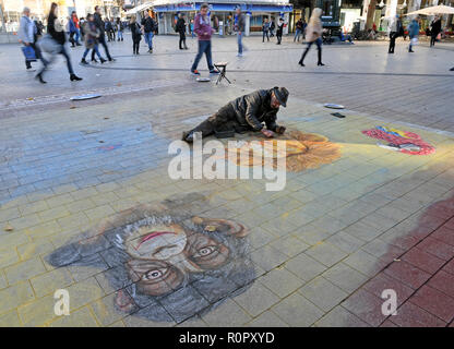 Hannover, Germania. 07 Nov, 2018. L'artista di strada Helmut Artiste dipinge quadri di grandi dimensioni che giace nel centro della capitale della Bassa Sassonia. Il termometro in parti della Bassa Sassonia è di origine poco al di sotto di 20 gradi centigradi in questo giorno di autunno caldo. Credito: Holger Hollemann/dpa/Alamy Live News Foto Stock